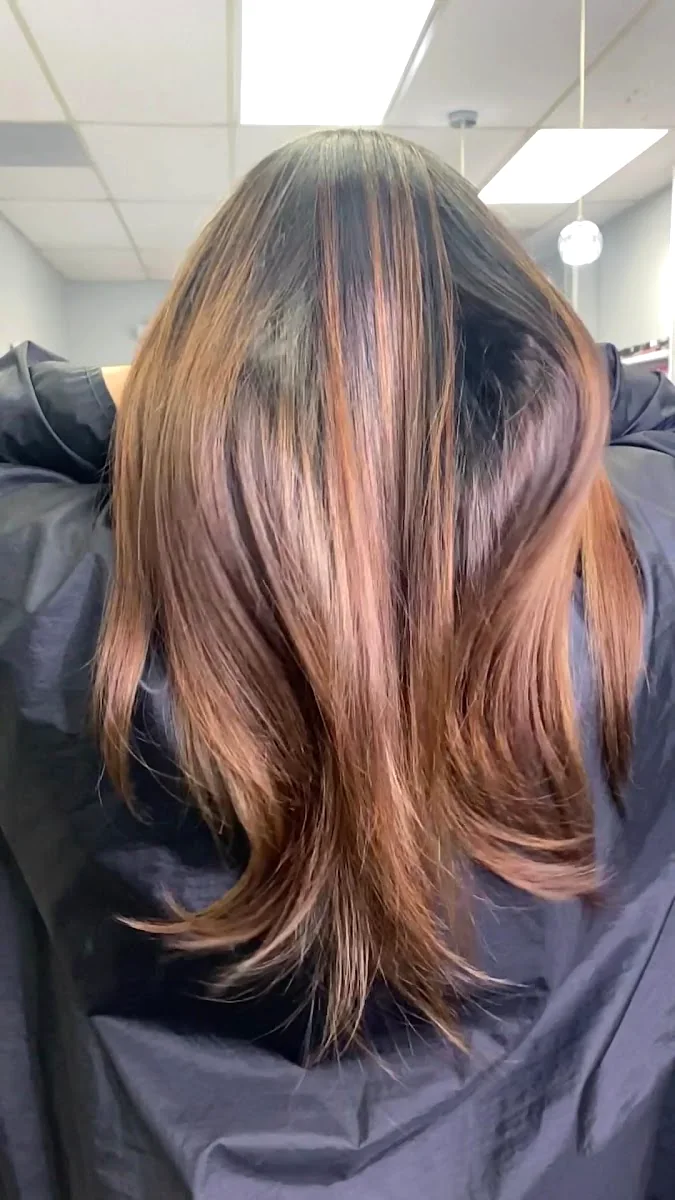 Shoulder-length cut with warm ribbon highlights