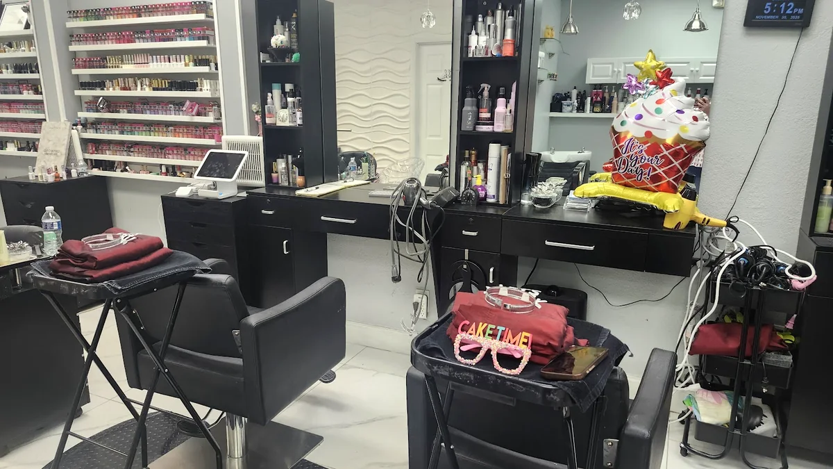 Nail bar station